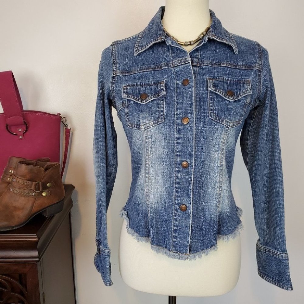 SO Snap Front Medium Wash Raw Hem Fitted Denim Jean Jacket Size M (Juniors)